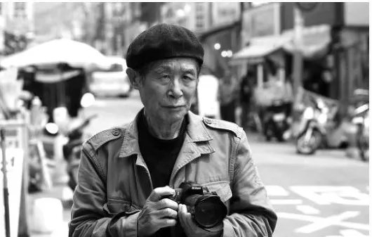 카메라를 들고 있는 최민식 작가